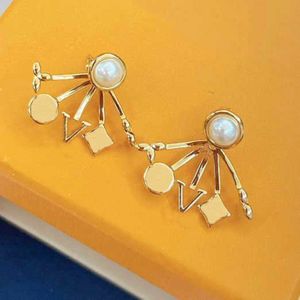 Złote Pearl Kolczyki luksusowe projektanci biżuterii Women Hoop Ear Studs Flower Letter Charm Wiselds For Women Hoops Stud Ore270W