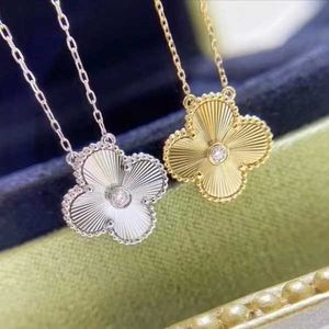 Collana V Fanjia V Collana in oro ad alta edizione con quattro foglie di erba Collana da donna con cinque fiori singoli e diamanti Splendida luminosità dell'angolo del ricamo con intaglio al laser