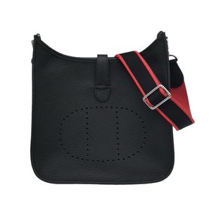 Berömd väska raffia vävd väska mini axelväskor charm klaff överdimensionerad magnetisk spänne handväska crossbody damdesigner sommar halmväska a92