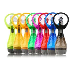 Portable Handhold Water Mist Fan 2in1 Funktioner kraftfulla mini utomhuskylningssprayfuktning Elektriska fans8089400