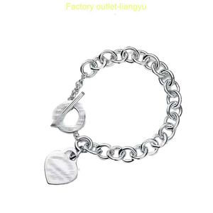 Designer silver pendant necklaceCharm Classic Consume Ot Chain Bracelet Fashion Design Love Hand Jewelry Ladies Live Teachers Present with Gift Box Qhil tiffanans