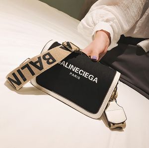 Tasarımcı Crossbody Bag Tuval Yaz Kadın Çantası ve Çanta Yeni Moda Sıradan Küçük Kare Çantalar Yüksek Kaliteli Eşsiz Omuz Messenger Çantaları