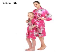 Familjsmatchande klädsimulering Silk Mor och dotter Nattkläder Robe Mommy and Me Pyjamas Peacock Print Cardigan Sleepwear Y7855013
