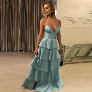 Spaghetti Rems Blue Satin Evening Dresses V Neck Tiered Ruffles Golvlängd rygglös eleganta balklänningar Formella aftonklänningar290b