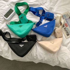 Luxus-Handtasche im Ladenverkauf, eine Nischen-Dign-Tasche für Damen im Jahr 2024. Neue Umhängetasche aus Oxford-Stoff, Triangle One Shoulder Mahjong Trendy