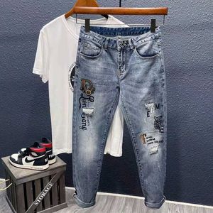 Jeans perfurados para homens de alta qualidade da moda com artesanato pesado bordado elástico de bordado esbelto de calças de perna pequenas