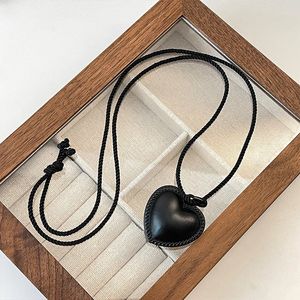 Rode Chain Black Leather Heart Pendant Necklace Women Jewelry Punk Designer Runway Rare Gown Boho Japan Korean 240306