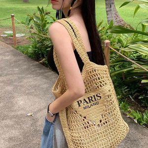 Skolväskor Spring och Summer Hollow Shoulder Tote Bag broderade bokstäver Papper Rop Straw Ladies Portable Beach Shopping