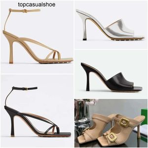 Bottega-venetta streç ayakkabılar en kaliteli tasarımcı toka katır sandal kadın deri metal toka sandalet yüksek topuk lüks moda düğün partisi