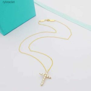 Klassisk high-end Womens Diamond Cross Necklace Fashion Designer Pendant Girls Festival Gift Factory Wholesale and Retail with Box