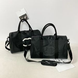 Het designer kanellies duffle väska män kvinnor mode rese väska stor kapacitet blixtlås öppen och nära belagd duk läder hand bill axel crossbody rese väska