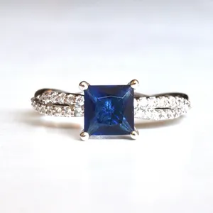 Cluster Anéis Huitan Azul Cubic Zirconia para Mulheres Temperamento Elegante Acessórios Femininos Noivado Casamento Tendência Jóias Atacado