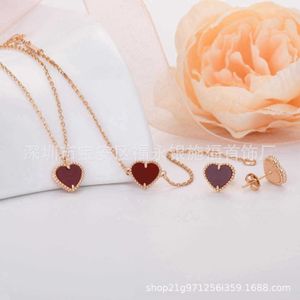 Colar V Versão Verdadeira em Ouro Fanjia Light Luxo Personalizado Colar de Amor Corrente Feminina Pulseira de Coração de Pêssego Pequeno Coração Vermelho Conjunto de Brincos de Orelha