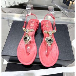 Nova Paris Marca Designer Mulheres Sandálias Verão Moda Versátil 2C Amor Pérola Fivela Mulheres Flip-Flops Sandálias Planas Mulheres Chinelo T Lace Up Feminino Praia Sapato