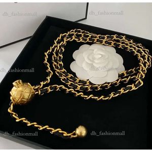 Novo designer de correntes de cintura feminino cinto vintage colar corrente de pele de carneiro marca de luxo bola colar cintura decorativa marcada carta ouro link cintura cinto de corrente