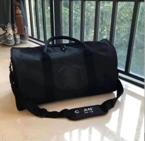 Högkvalitativ lyxmodemän män Kvinnor reser duffle påsar varumärkesdesigner bagage handväskor stor kapacitet sport duffel väska
