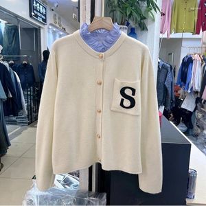 Kvinnorjackor S Letter Design Knit Cardigan Coat for Women 2024 Spring Autumn Long Sleeped Top Knitwear tröja klänning