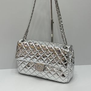 Womens Classic Single Flap quiltad Jumbo axelväska kalvskinn äkta läder silver metall hårdvara shw crossbody stor kapacitet utomhusväska svart guld silver 30 cm