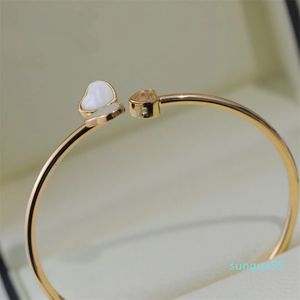 Modisches und minimalistisches offenes Armband mit drei Herzen und 18 Karat Roségold mit eingelegtem Diamant-Schwiegermutter-Blütenblatt-Armband für Damen