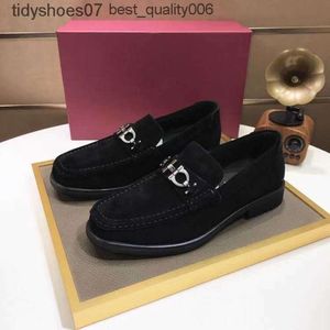 Salvatore Ferragamo Вы Feragamo Ferra Sapatos de couro fosco casual baixo top sapatos de couro de negócios um pé preguiçoso sapatos fivela de assento de cavalo s Lefu sapatos masc