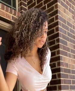 Eleganckie koronkowe ludzkie peruki dla czarnych kobiet Krótka brazylijska peruka fala wodna podświetl się w kolorze curly pixie cut2480319