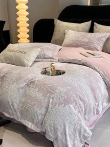 Zestawy pościeli łóżko lniane luksusowe światło ciepłe mleko pluszowe wysokiej klasy w kolorze 3D rzeźbiony zagęszczony arkusz okładki Abedding