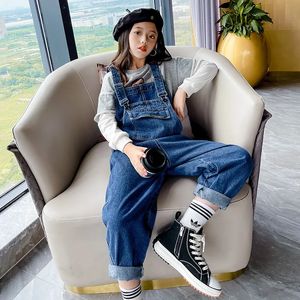 Småbarnflicka Jumpsuit Fashion Solid Color Jeans Overalls For Kids Teenage Cotton Suspenders Kläder Lossa barn denim Romper 240307