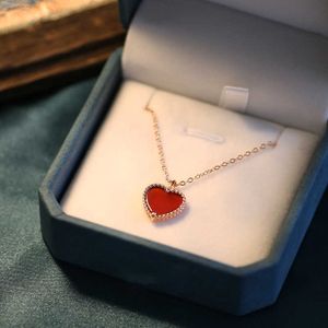 V halsband S925 Silver Red Agate Love Necklace For Womens Light Luxury Small Peach Heart Shaped Pure Silver Pendant Gift Small and High Sense