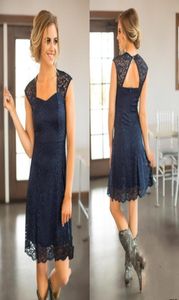 2020 Short Beach Navy Blue Bourgogne Full Lace Bridesmaid Dresses Cap ärmar ihåliga tillbaka med blixtnedskärmsspöken klänningar bröllop G5802612