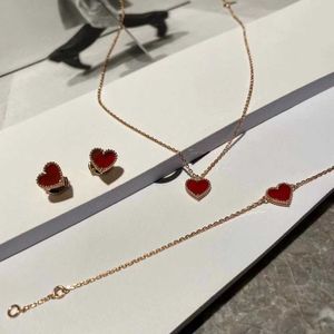 V halsband Little Red Heart Earrings Womens 18K Gold Plated Earrings Womens Red Agate Heart Shaped Earrings