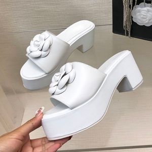 24ss Donna Slip On Andali Designer Pelle di pecora Zeppa Pantofole con tacco grosso con fiori di camelia Slies Punta tonda Ciabatte Scarpe per il tempo libero all'aperto Scarpe da spiaggia Scarpe casual