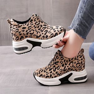 Dold häl casual plattformskor kvinna sneakers mocka slip på skor kvinnor höjd ökar flock leopard tryck kilar skor 240228