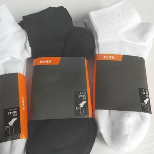 Skarpetki męskie Designerskie skarpetki z pudełkiem Solid Color Sock Sock Klasyczne haczyk kostki oddychające białe czarne moda kobiety Socking High Quality Letter Sports Sock