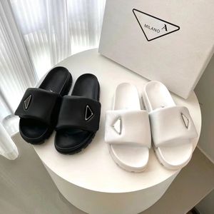 Высококачественный дизайнер роскошного дизайнера Slipper Sandal Женщины летнее металлическое треугольник сандал мягкий кожаный слайд -слайд модная обувь платформа на открытом воздухе