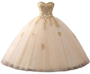 Gold Applique Quinceanera klänningar White Tulle debutante bollklänning balklänningar långa vestidos de 15 anos maskerad klänning söt 16 d9967591