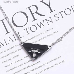 Pendant Necklaces Mens womens Triangle Necklace Fashionable Clothing Accessories Earrings Hoop Designers Pin Brooch Jewelry L240315