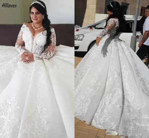 Plus Size V Neck Ball Gown Wedding Dresses Duabi Arabiska långa ärmar Lace Appliced ​​Formal Bridal Clows Ruched Court Train Princess Tulle Women Marriage Robes Cl3375