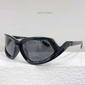 Side XPANDER CAT SONNENBRILLE IN SCHWARZ Modedesigner-Sonnenbrille für Damen, schwarze, biobasierte, eingespritzte Nylon-Silberlinsen, Cat-Eye-Fahrradbrille BB0289S