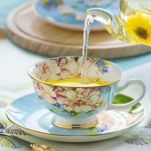 220 ml Fine Bone China Vintage Tea Cup Set Craft Tea Cup med Saucer Porcelain Coffee Cup Cafeteira Porslin Cup and Saucer 240304