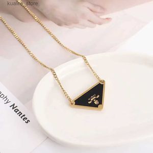 Pendant Necklaces Mens womens Triangle Necklace Fashionable Clothing Accessories Earrings Hoop Designers Pin Brooch Jewelry L240311