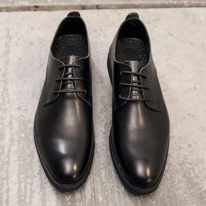 Модельные туфли 2024, трендовые оксфорды для мужчин, черная кожаная вечерняя мужская обувь на шнуровке, удобная деловая обувь для мужчин