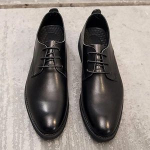 Kleidschuhe 2024 Trend Oxford für Männer Schwarzes Leder Party Herren Schnürschuh Sozialer Mann Bequemer Business-Schuh