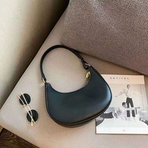 Store Exit Genuine Leather Underarm Bag for Womens Summer Crossbody Niche Design Stick 2024 New Crescent Inspired