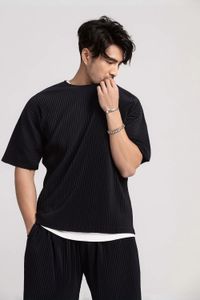 Miyake Pleated Thirs for Men Summer Clothing半袖Tシャツファッションブラックシャツラウンドカラースポーツトップ240306