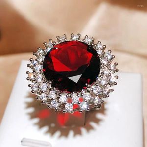 Klusterringar överdrivet temperament imitation rubin ring sol blommatyp diana mode röda kristall diamant bröllop smycken gåva