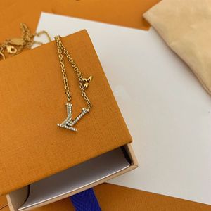 Eternal Gold -Plated Brand Designer Letter Pendant Necklace: Rostfritt stål Choker med pärlskedjan - Utsökta smyckespresent