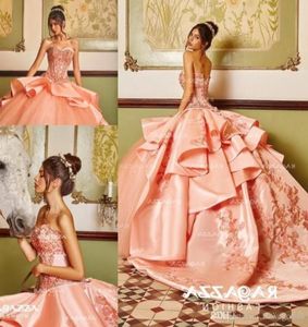 Abiti da ballo di classe con perline Abiti stile Quinceanera Scollo a cuore con applicazioni Sweet 16 Abito in raso con strascico con paillettes Abiti da ballo in maschera3804700