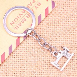 Keychains 20st Keychain 20x15mm Vintage Treadle Sewing Machine Pendants Diy Men smycken bil Key Chain Ring Holder souvenir för gåva