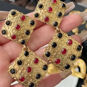 Orecchini a bottone stile vintage rame antico struttura in metallo intarsio maglia rossa medievale clip orecchio per le donne