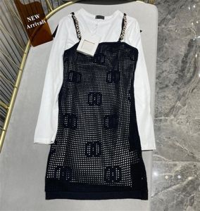 Armazém de roupas clássicas por dentro com pequeno vestido branco com corrente de malha vazia e fina online2DZA5347017